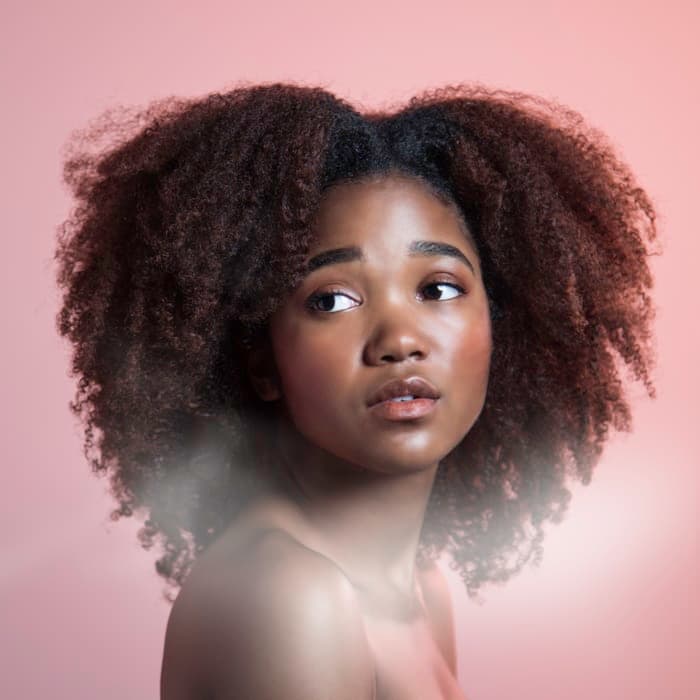 Dús, természetes göndör haj portréja